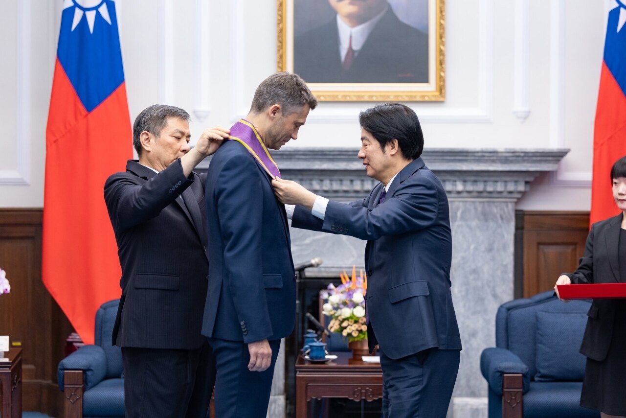 Lai Ching-te concede una medalla de Estado al representante saliente de la UE en Taiwán