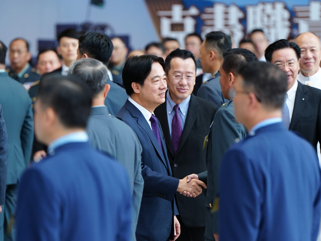 Lai Ching-te preside la ceremonia de promoción de oficiales de los tres ejércitos