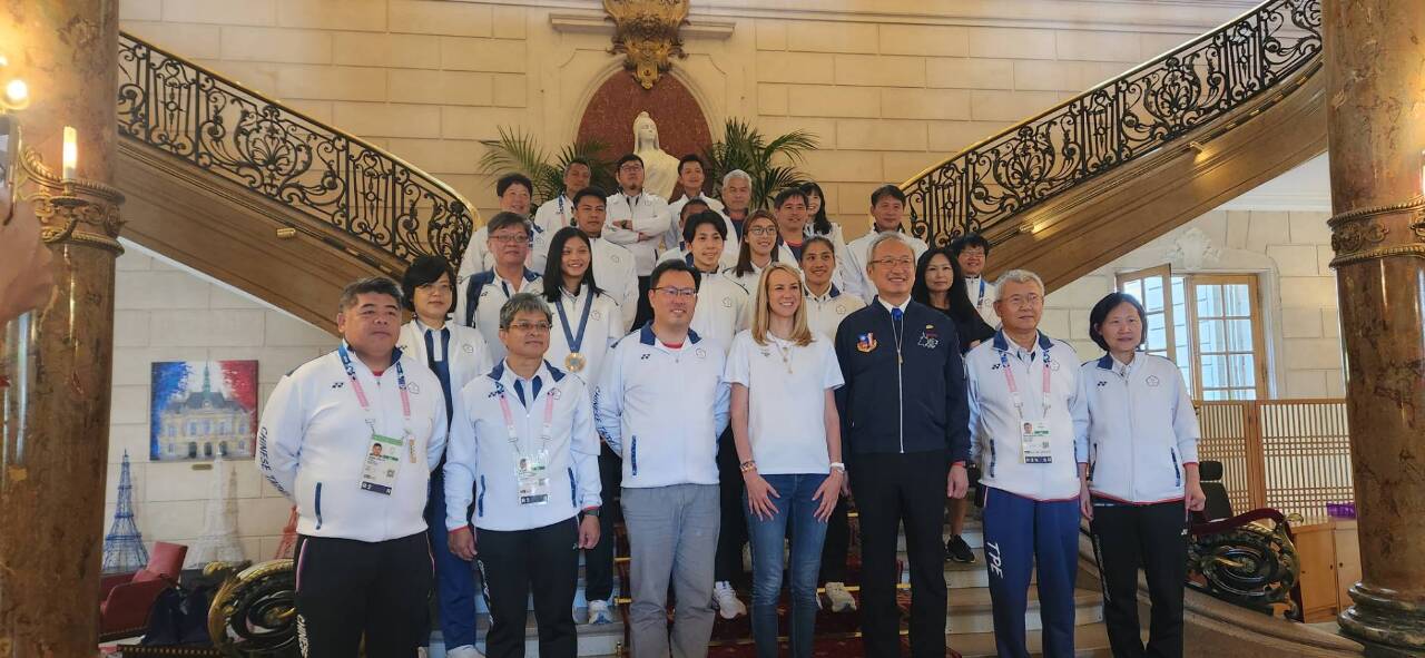 Equipo olímpico taiwanés recibido por la alcaldesa del pueblo francés en el que entrenan