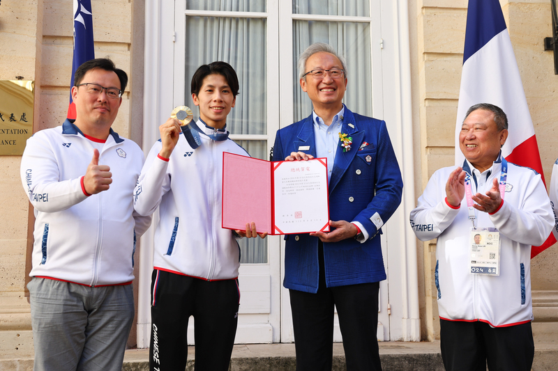 Lin Yu-ting y Chen Nien-chin reciben la carta de felicitación del presidente Lai