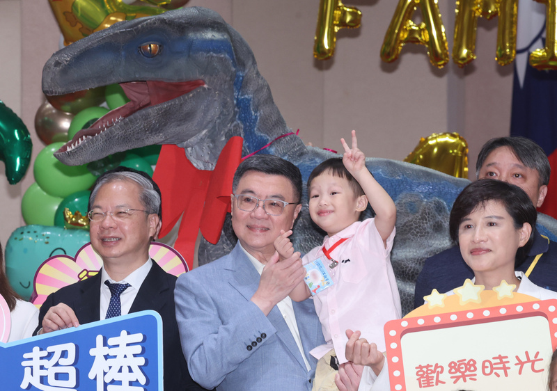 Cho Jung-tai participa en su primer Día Familiar con los empleados del Yuan Ejecutivo y sus familias