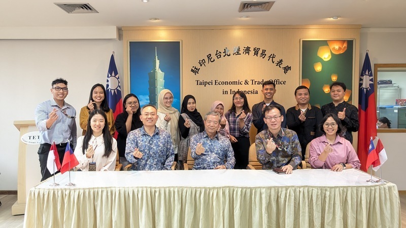 Nueve estudiantes indonesios felicitados por el representante taiwanés por su obtención de una beca de estudios en la isla