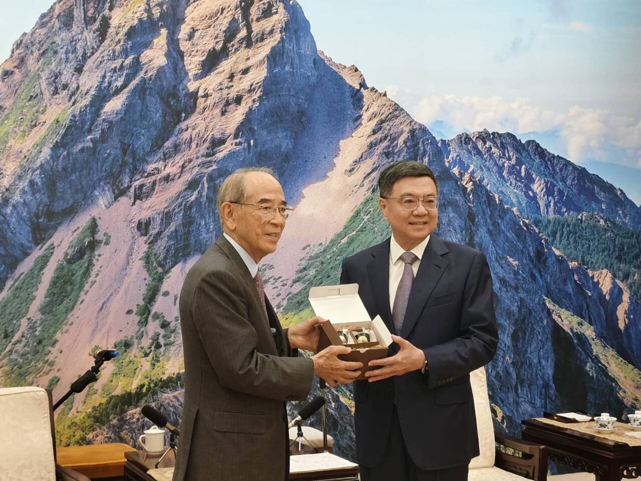 Cho Jung-tai recibe al presidente de la Asociación Japón-Taiwán, Mitsuo Ohashi