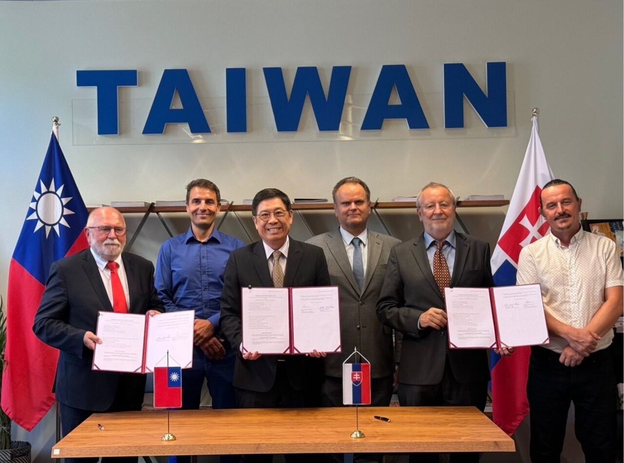 Taiwán y Eslovaquia avanzan en su proyecto de cooperación en semiconductores para vehículos eléctricos