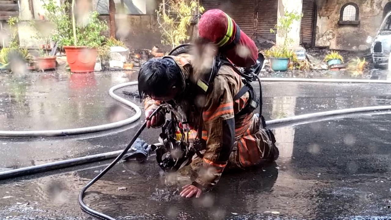 Foto de un bombero enfriándose con agua tras luchar contra un incendio se vuelve viral