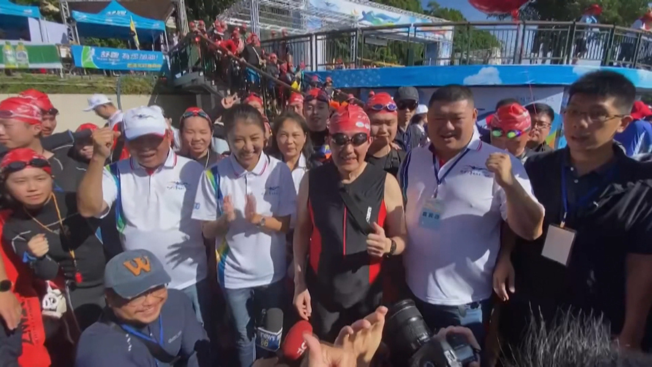 Más de 22 000 personas participan en el carnaval de natación en el Lago del Sol y la Luna