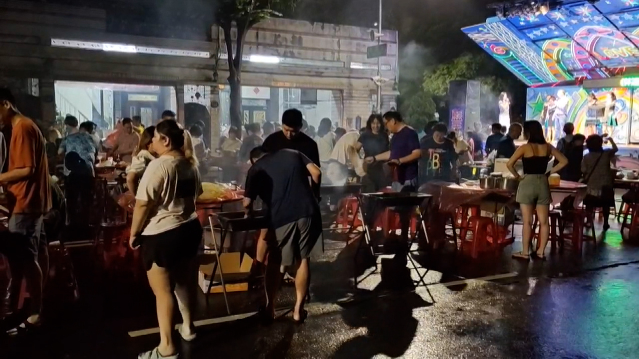 Alrededor de mil personas participan en una barbacoa en Fengshan