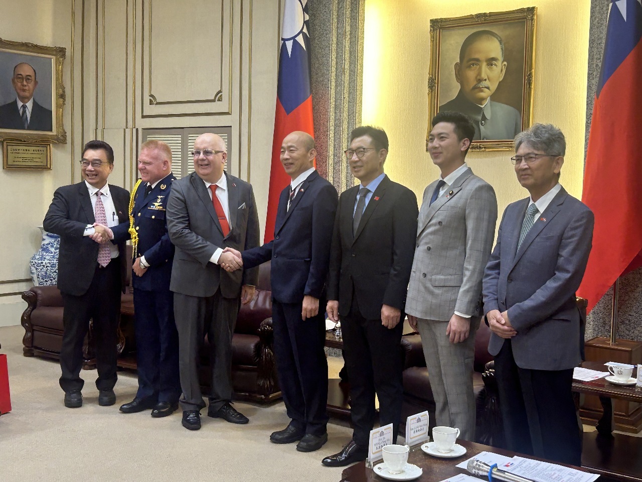 Han Kuo-yu se reúne con el embajador de Paraguay en Taiwán y subrayan la importancia de la lucha por la democracia