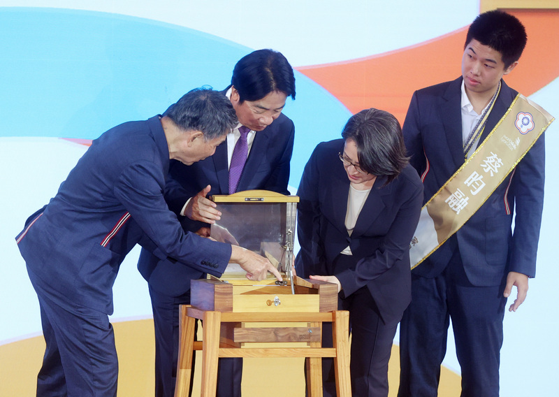 Lai y Hsiao reciben a los competidores del equipo taiwanés en WorldSkills Internacional 2024