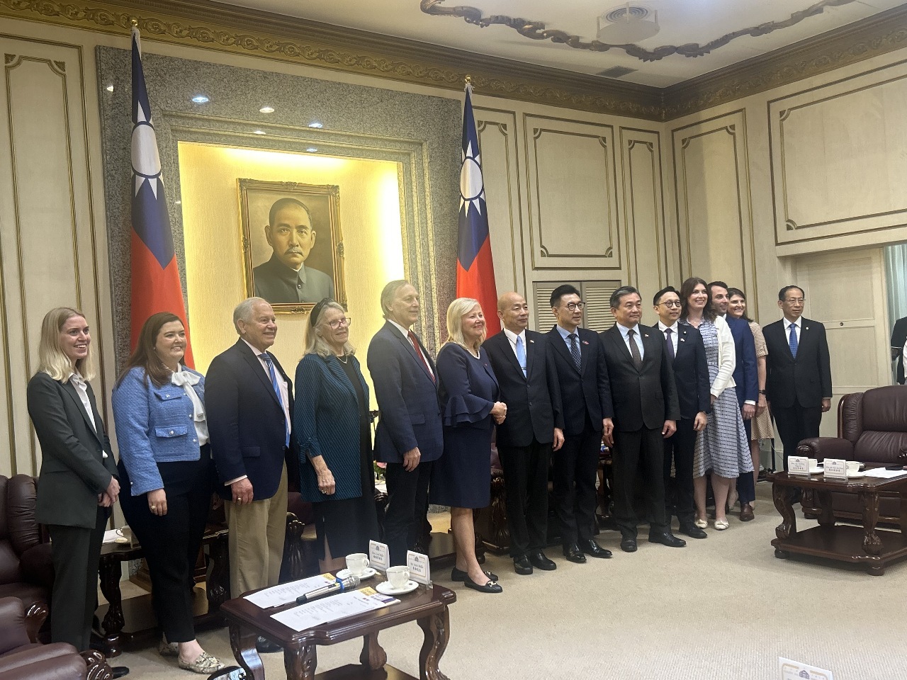 Han Kuo-yu recibe a la delegación legislativa estadounidense que participará en el Día Nacional del Doble Diez