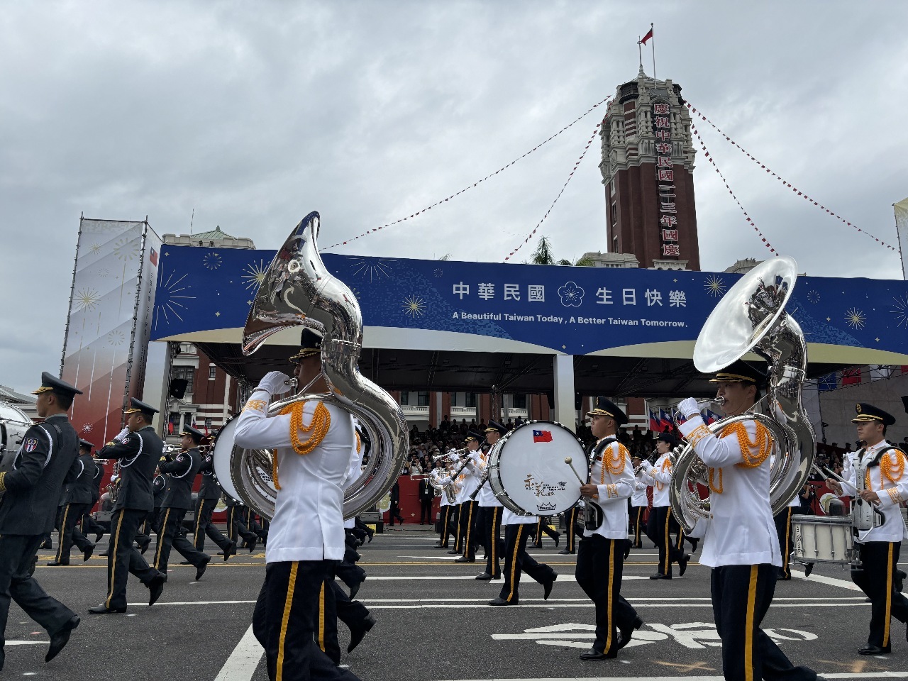 Espectáculo del Día Nacional en el el parque Salón Conmemorativo Chiang Kai-shek