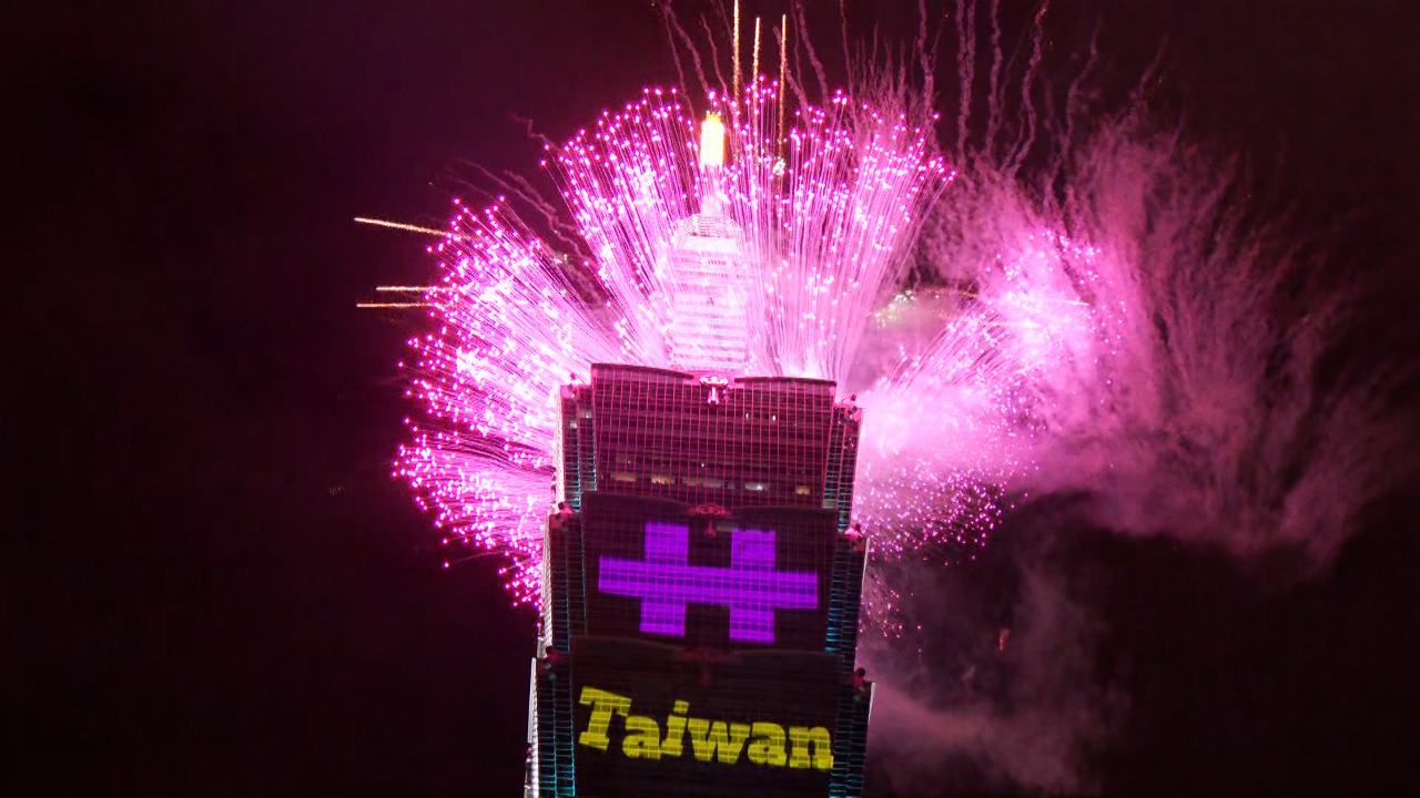 El Taipei 101 improvisa un espectáculo de fuegos artificiales en el Doble Diez