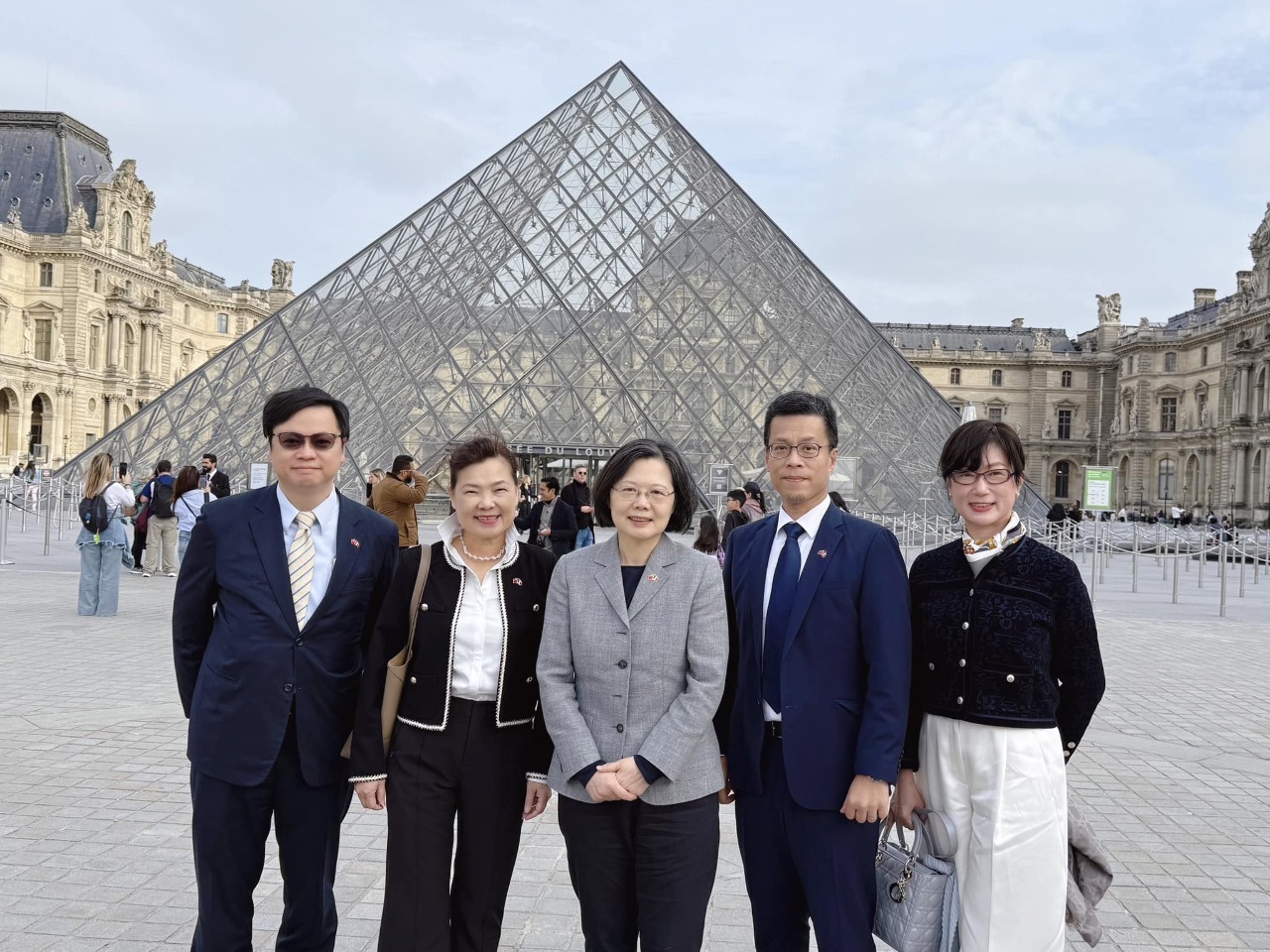 Tsai Ing-wen arriba a Francia y destaca el compromiso de Taiwán con la libertad y la democracia