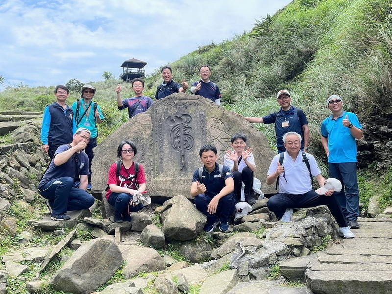 Dos senderos de montaña con naturaleza y cultura