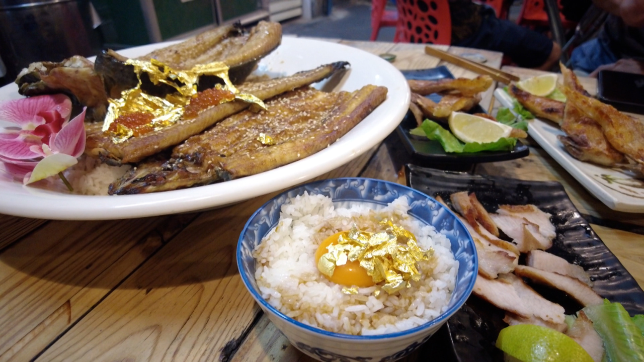 Deliciosos y lujosos platos con oro comestible