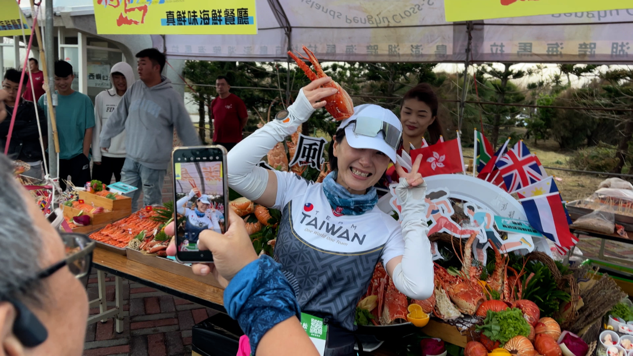 El maratón de Penghu ofrece langostas y cangrejos en las estaciones de descanso para los corredores
