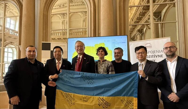 Wu Chih-chung destaca el apoyo de Taiwán a Ucrania durante una conferencia de prensa en Eslovaquia