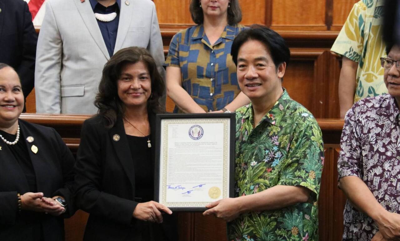 Lai Ching-te hace escala en Guam donde visita el Parlamento y se reúne con personal del Instituto Americano en Taiwán