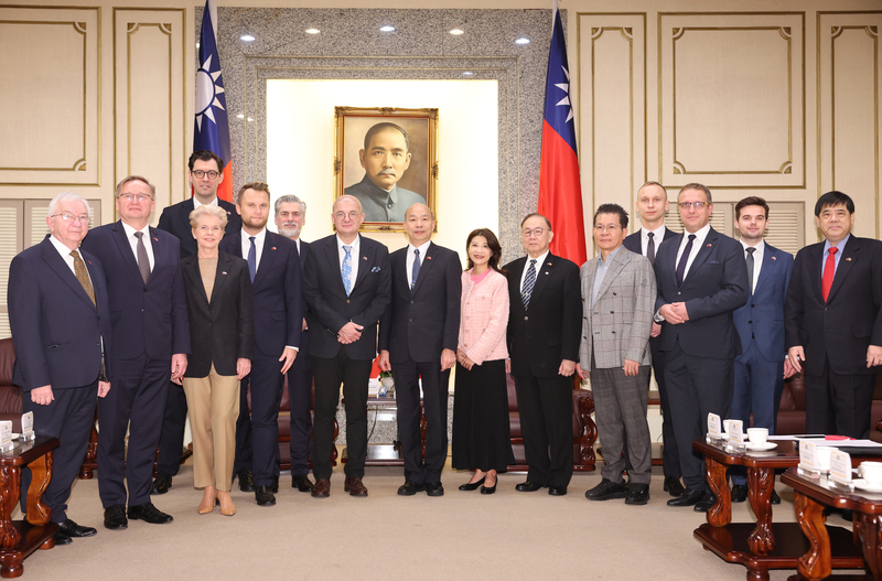 Han Kuo-yu recibe al vicepresidente del senado polaco Michał Kamiński