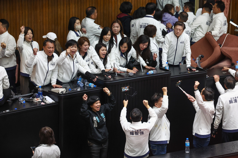El Yuan Legislativo consigue abrir la sesión tras una invasión previa por parte de legisladores del PDP la noche anterior y altercados con el KMT