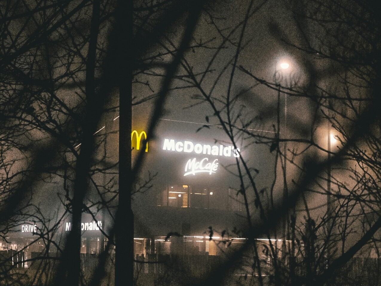 Fundación de ayuda a la mujer denuncia la insuficiente respuesta de McDonald’s al suicidio de una empleada por acoso sexual