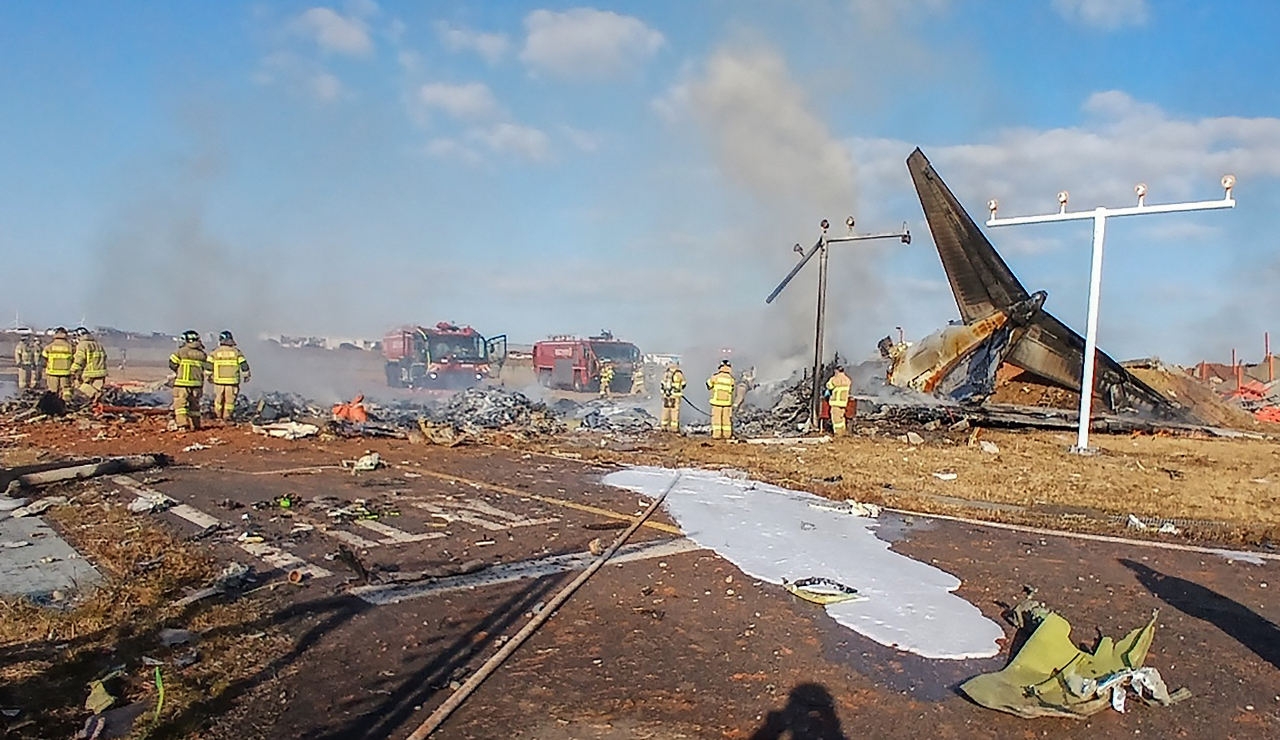 Se estrella avión comercial de Jeju Air: fueron rescatados 2 tripulantes con vida