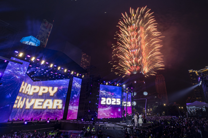 El Taipéi 101 da la bienvenida al nuevo año con un espectáculo de fuegos artificiales