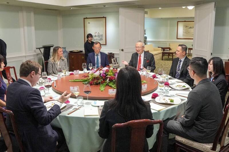 Viceministro de Exteriores y exviceministro británico dialogan sobre cooperación estratégica y desafíos globales