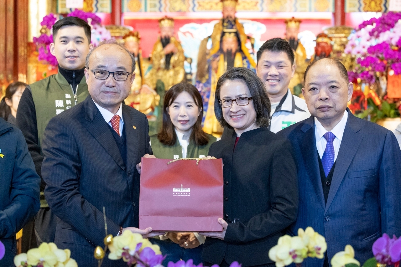 Hsiao Bi-khim pide estabilidad y energía positiva al Emperador de Jade en el templo de Zhinan Gong