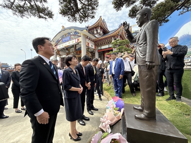 Kaohsiung inaugura una estatua en honor a Shinzo Abe con presencia de exministra de Seguridad Económica de Japón