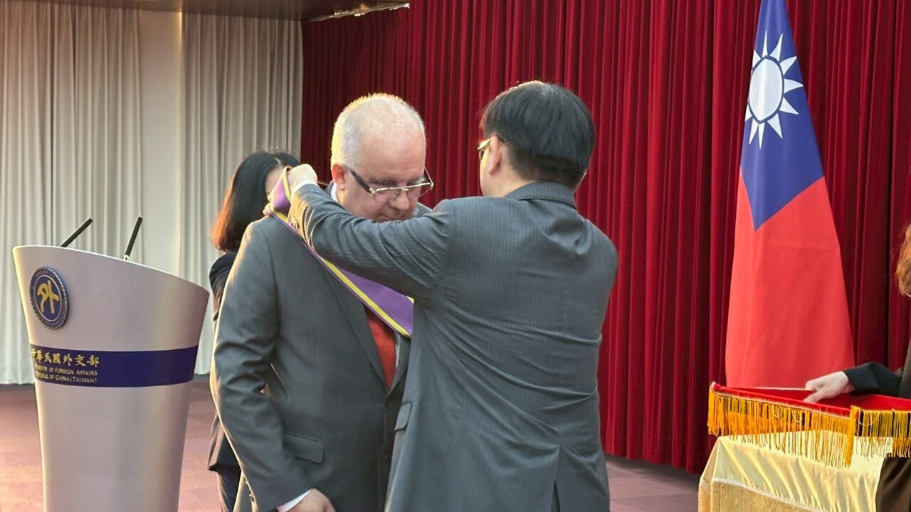 Embajador de Paraguay Carlos Fleitas condecorado en Taipéi por su aportación a las relaciones diplomáticas con la República de China (Taiwán)