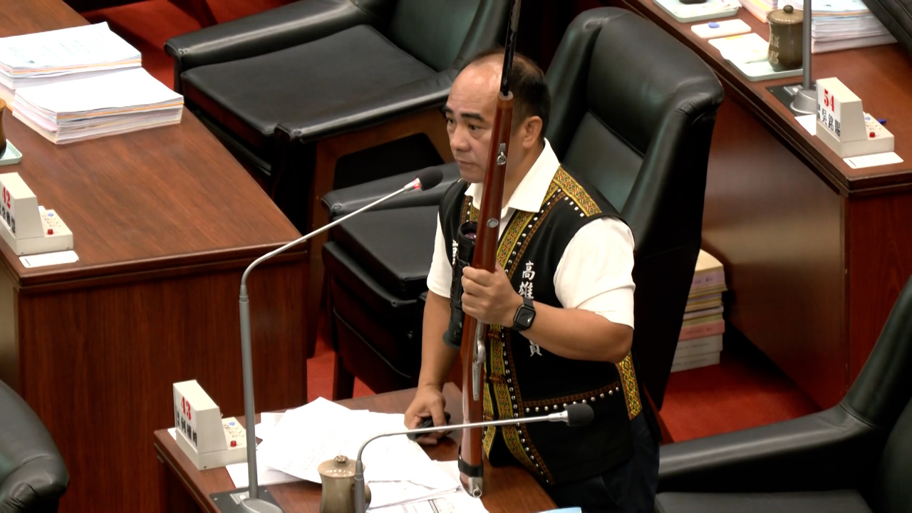 Un concejal aborigen de Kaohsiung lleva a una escopeta al pleno del ayuntamiento