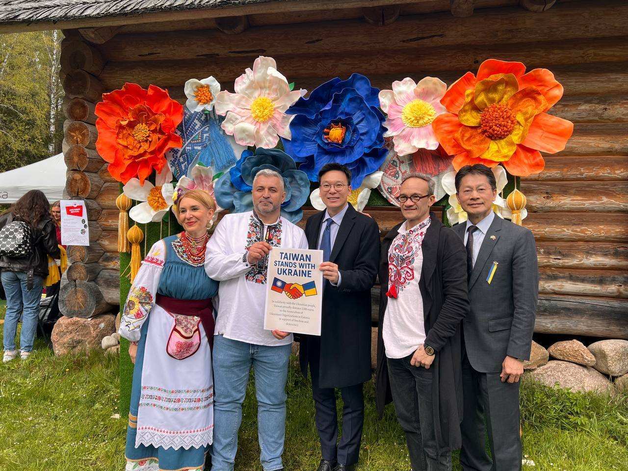 Lin Fei-fan viaja a Estonia para hacer una donación mostrar el apoyo de Taiwán a Ucrania