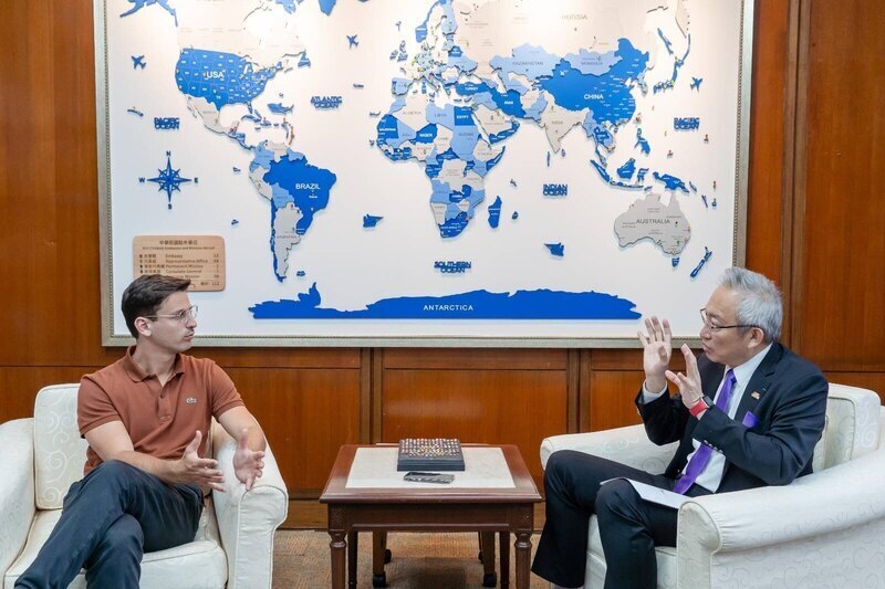 Wu Chih-chung dice a la prensa francesa que el conflicto del Estrecho se debe al éxito de la democracia taiwanesa
