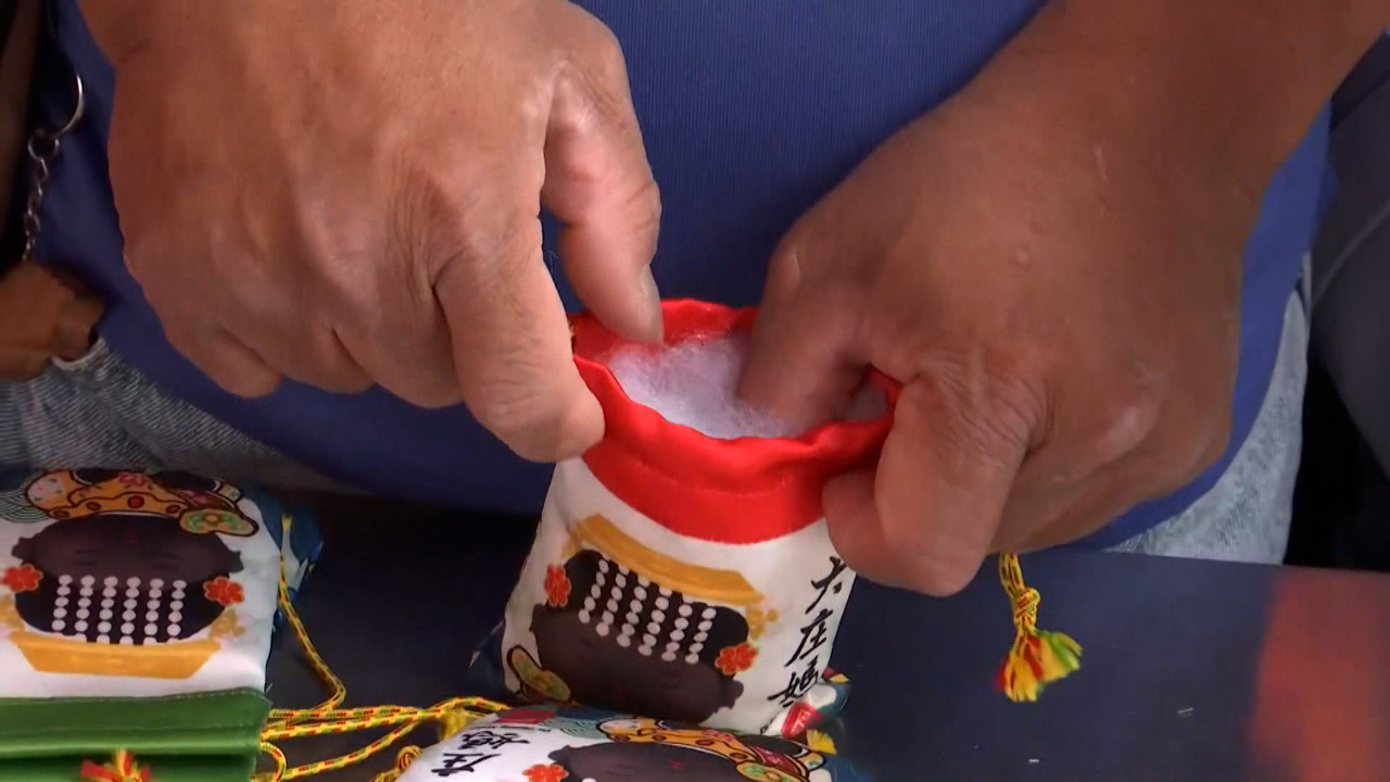 Miles de personas elaboran bolsitas aromáticas en un templo de Taichung para celebrar el Festival del Bote del Dragón