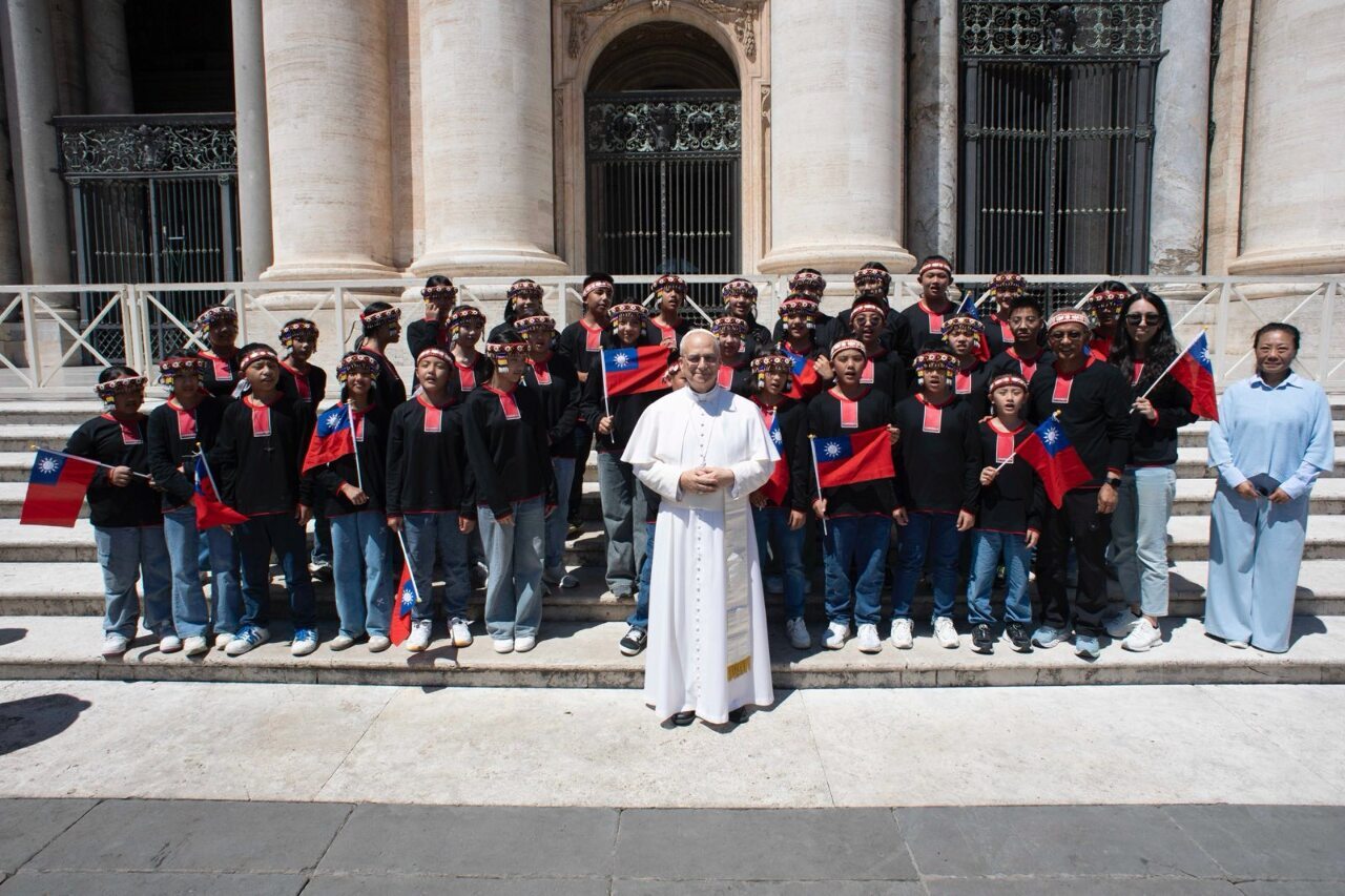 Un coro infantil indígena de Taiwán canta ante el Papa y emociona al Vaticano