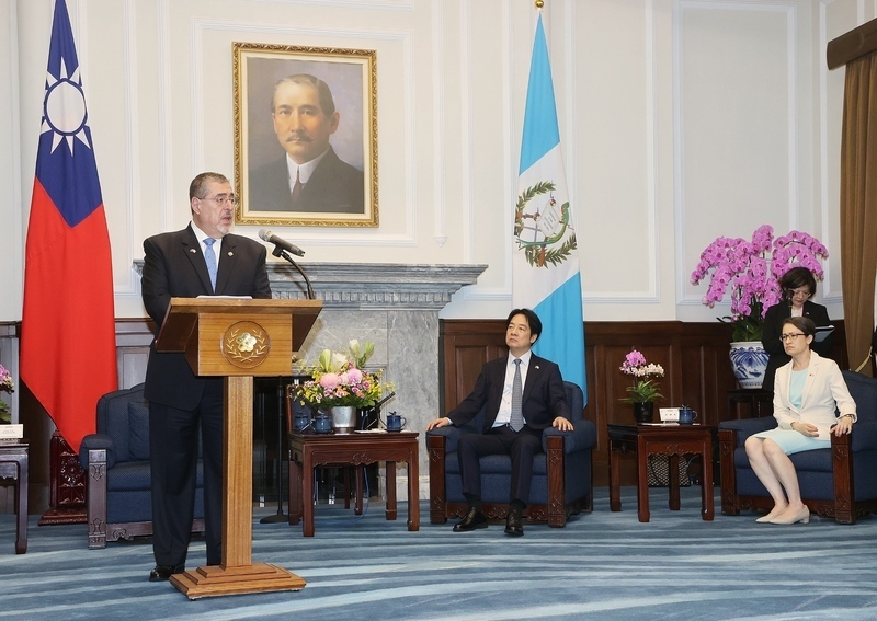 Arranca la visita oficial de Bernardo Arévalo a Taiwán con la recepción presidencial en Taipéi