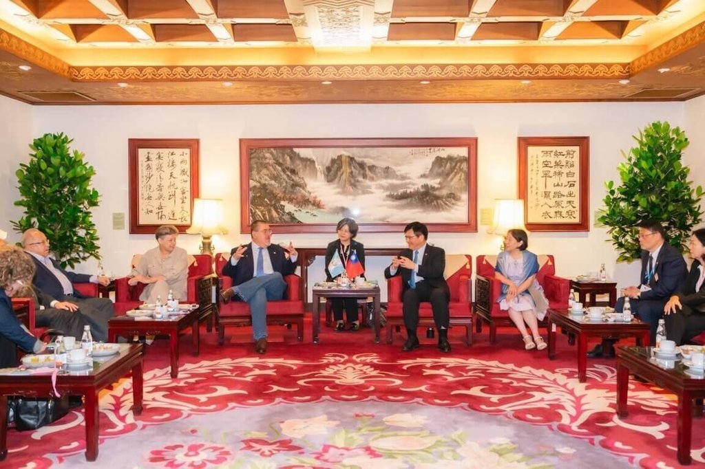 Presidente de Guatemala llega a Taiwán, agenda oficial incluye reunión con el presidente Lai y firma de acuerdos bilaterales