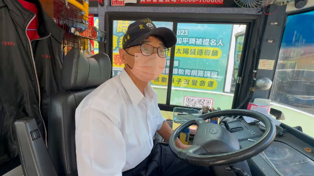 Un conductor de bus espera cada noche a un alumno para que no pierda el último colectivo