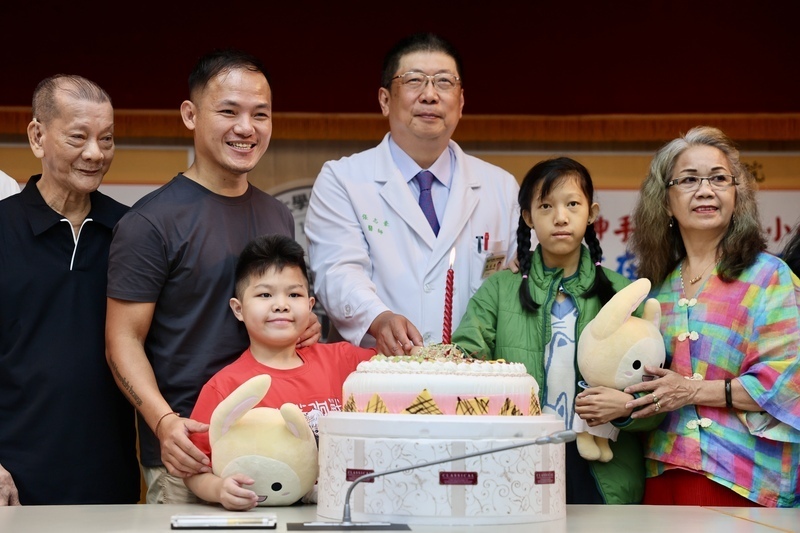 Dos niños indonesios regresan a Taiwán diez años después de recibir trasplantes de hígado que les salvaron la vida